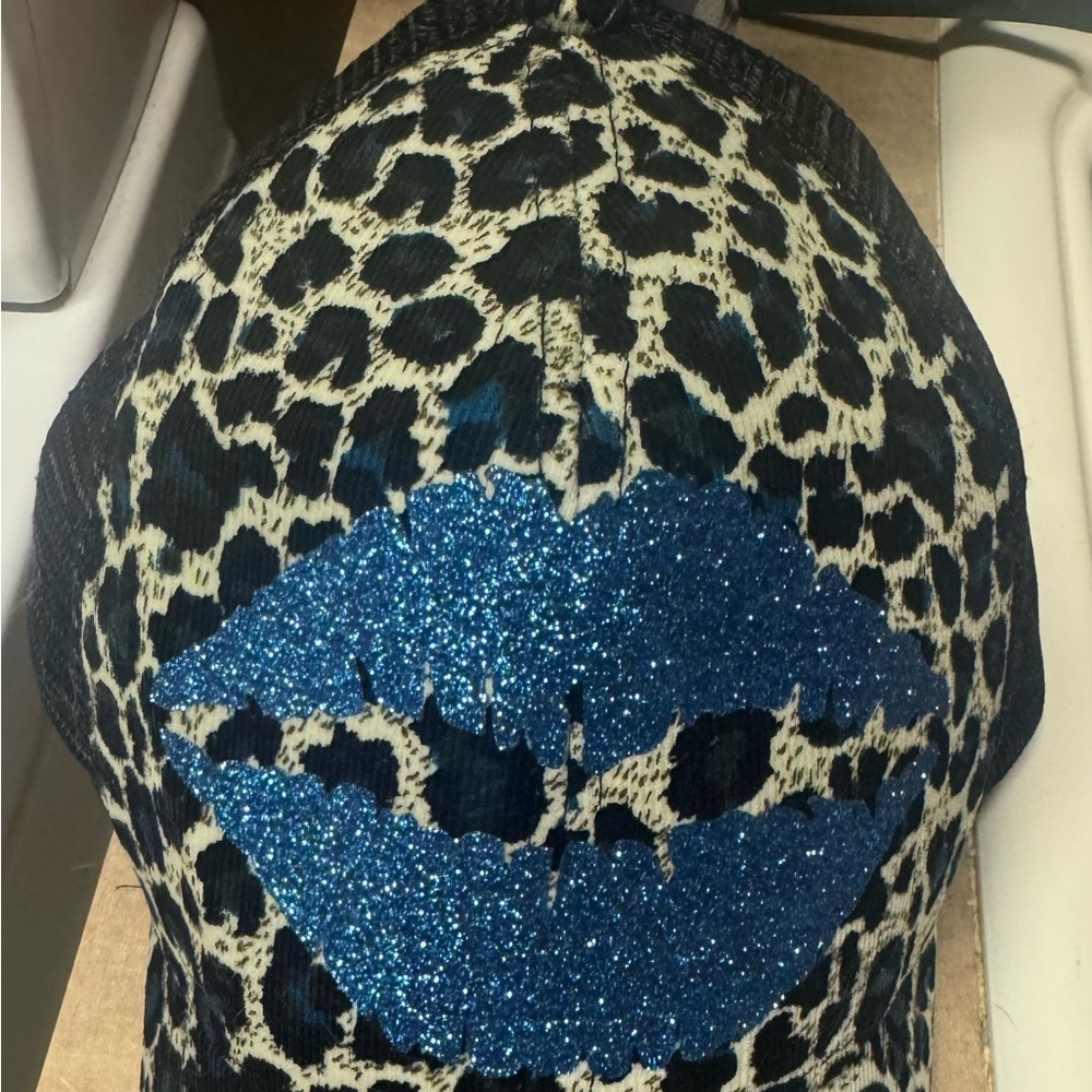 Ladies hat with blue glitter lip